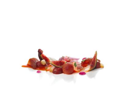 Entre los entrantes se elaboran platos como el carpaccio de manitas de cerdo, judías de Santa Pau, aceite de Boletus edulis y nougat de cebolla, una receta de 1989 (14 euros); un timbal de manzana y foie con emulsión de manzana y perifollo, aceite y vainilla (1996, 23 euros); el crujiente de patata con brandada de bacalao, jugo de pimientos y emulsión de perejil (1994, 13 euros), o prensado de sardinas con pimientos del piquillo con vinagreta de escalonias (2002, 15 euros). 