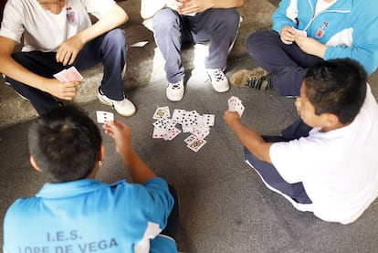 Alumnos del instituto público Lope de Vega, en el centro de Madrid, ayer, durante la huelga de profesores.