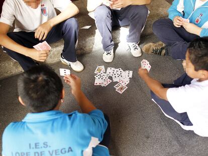Alumnos del instituto público Lope de Vega, en el centro de Madrid, ayer, durante la huelga de profesores.