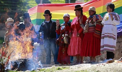 Autoridades indígenas realizam ritual para invocar o “espírito” do mar, em apoio à demanda da Bolívia contra o Chile em Haia.