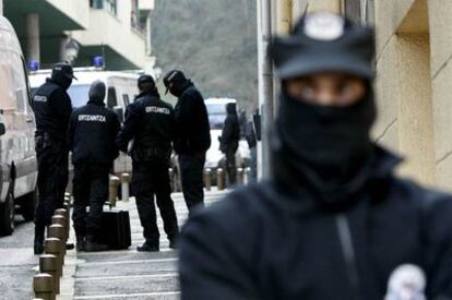 Agentes de la Ertzaintza durante los registros efectuados ayer en Ondarroa.