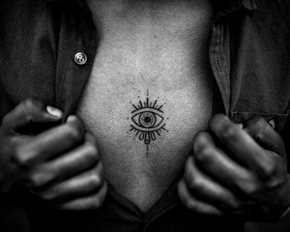 El ojo que todo ve tatuado en un indígena. Selva Amazonia 2017.
