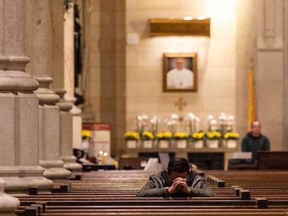 Un hombre reza frente a una fotografía del Papa en la catedral de St. Patrick, este lunes en Nueva York.