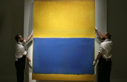 Dos empleados de Sotheby&rsquo;s muestran &#039;Untitled (Yellow and Blue)&#039;, de Rothko, en Londres en 2015.