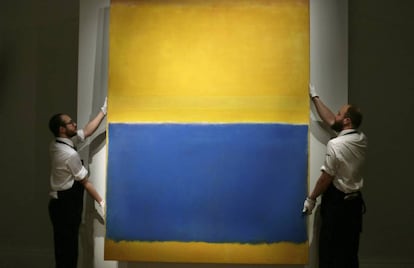 Dos empleados de Sotheby’s muestran 'Untitled (Yellow and Blue)', de Rothko, en Londres en 2015.