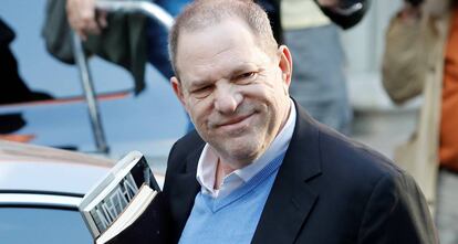 Harvey Weinstein chega a uma delegacia de polícia em Nova York para preencher sua ficha policial.