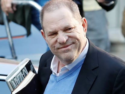 Harvey Weinstein chega a uma delegacia de polícia em Nova York para preencher sua ficha policial.