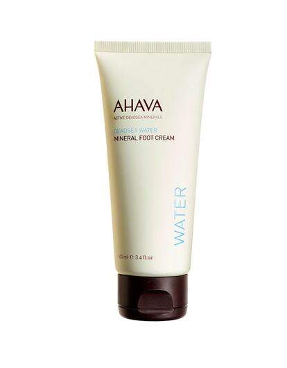 Hecha a base de extractos de plantas, esta crema de AHAVA suaviza los pies, previene las grietas y los deja preparados para empezar con una pedicura. (17,50 euros).