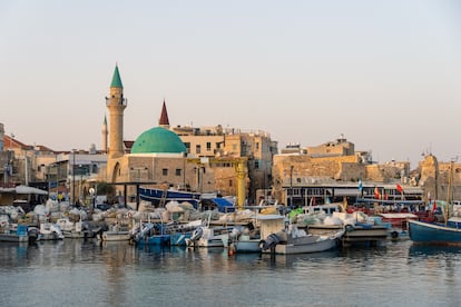 Vista del puerto de Acre y, al fondo, la silueta de la mezquita de Al-Jazzar.