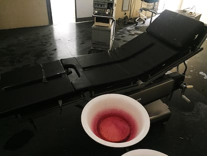 En el quirófano queda hasta restos de sangre seca en las palanganas. No se opera desde 2008.