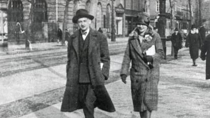 El escritor Joseph Roth y su pareja, Andrea Manga Bell, en París en 1925.