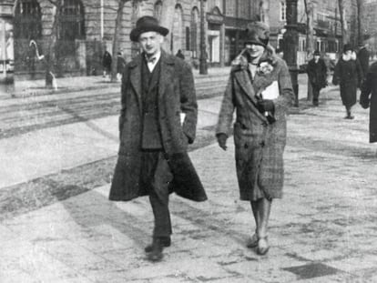 El escritor Joseph Roth y su pareja, Andrea Manga Bell, en París en 1925.