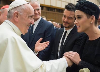 El papa Francisco, con Katy Perry y Orlando Bloom en el Vaticano en abril de 2019.