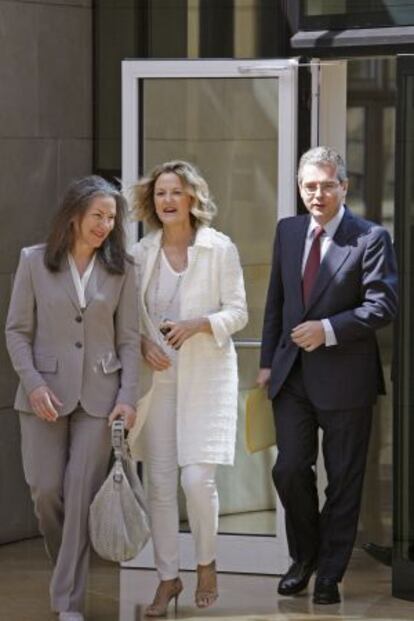 Pablo Isla, junto a la mujer de Amancio Ortega