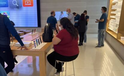 La senadora Citlalli Hernández en una tienda Apple ubicada en Polanco.