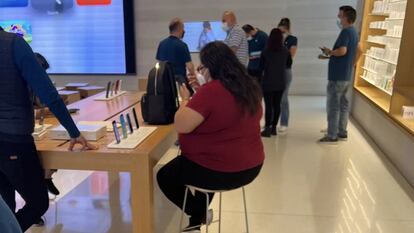 La senadora Citlalli Hernández en una tienda Apple ubicada en Polanco.