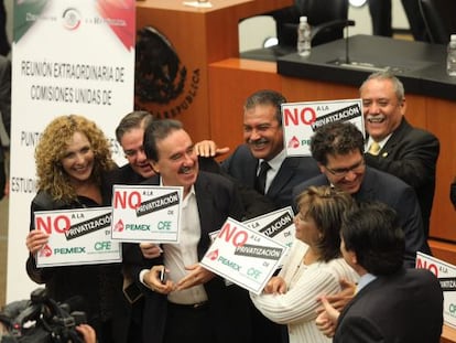 Legisladores del PRD (izquierda) bromean con el líder del PRI en el Senado