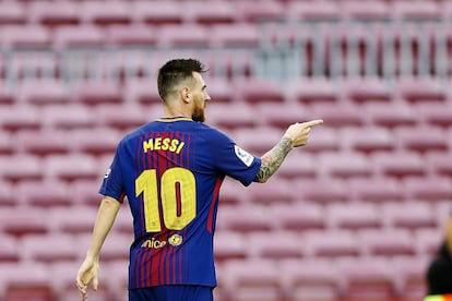 El delantero argentino del Barcelona Leo Messi celebra su primer gol marcado ante Las Palmas, el segundo del partido.