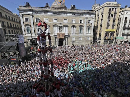 La plaça de Sant Jaume, durant la jornada castellera de la Mercè.