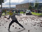 Un manifestante lanza una piedra durante las protestas en Bogotá