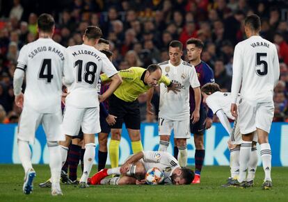 El árbitro Antonio Miguel Mateu Lahoz comprueba la lesión de Dani Carvajal.