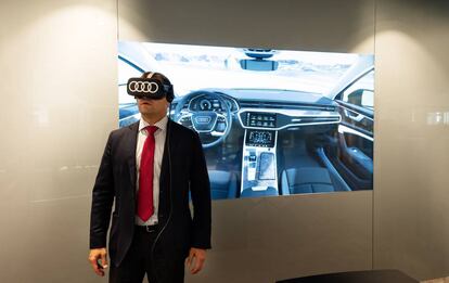 En el concesionario de Audi Jarmauto, en Rivas-Vaciamadrid, los clientes potenciales pueden ver, gracias a la realidad aumentada, cómo queda una llanta o una tapicería distinta en el coche que tiene delante.