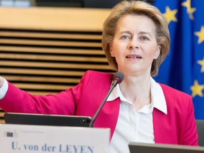 La presidenta de la Comisión Europea, Ursula von der Leyen, anuncia el inicio de la reunión semanal de la comisión, este miércoles.