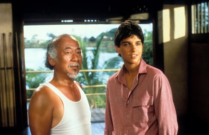 Pat Morita y Ralph Macchio en una escena de 'Karate Kid'.