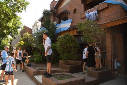 Varias personas llegaban a la casa que Maradona les compró a sus padres en Villa Devoto (Buenos Aires), para ver la semifinal del martes.