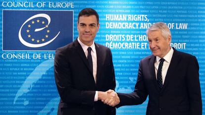 Pedro Sánchez, junto al secretario general del Consejo de Europa, Thorbjorn Jagland, este jueves.