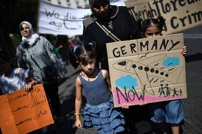 Protesta en Atenas contra la limitaci&oacute;n de la reunificaci&oacute;n familiar en Alemania.