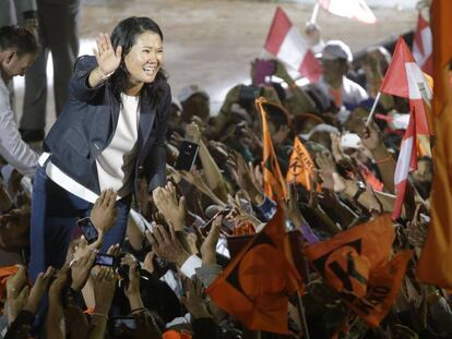 La candidata presidencial Keiko Fujimori saluda a sus seguidores.