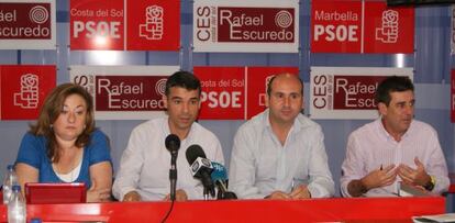El secretario de Política Municipal de los socialistas andaluces, Francisco Conejo (tercero por la izquierda), ayer en Marbella.