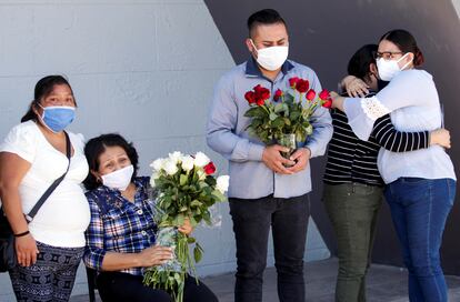Amigos y familiares de un enfermero fallecido por covid-19, en Ciudad Juárez (México).