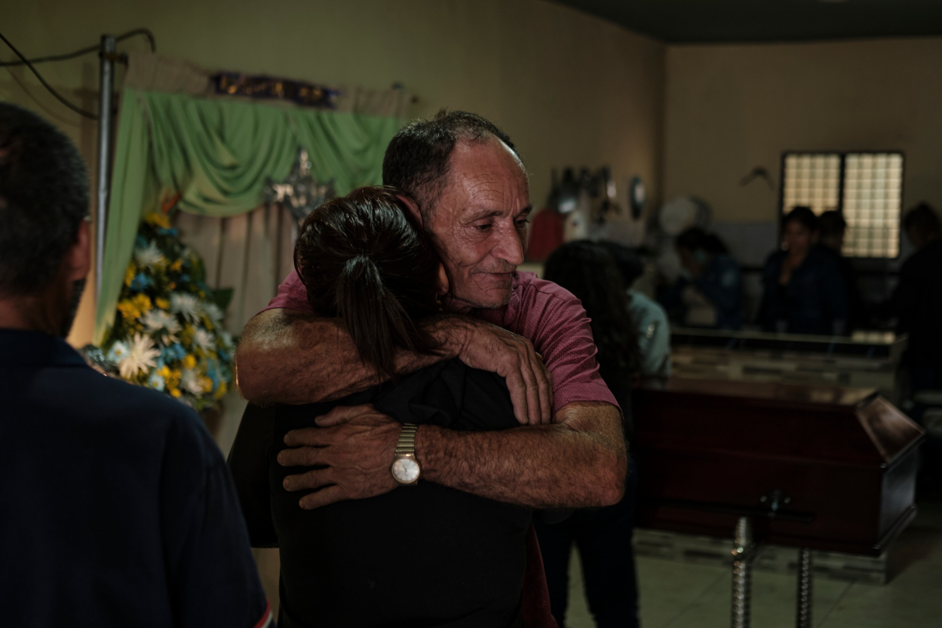 Abrazo a la madre de Mildred Ortiz Pérez durante la velación en su casa en Ocaña. 