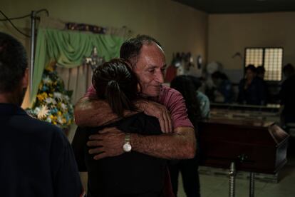 Un hombre abraza a la madre de Mildred durante el velorio. Mildred Ortiz Pérez, Edward Vacca, Rodrigo Meza y Marlen Villamizar son los nombres de los cuatro fallecidos.