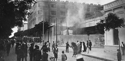 Huelguistas alrededor de los talleres Vasena, en el barrio porteño de San Cristóbal.