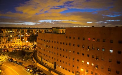 Las ventanas exteriores del edificio en la fachada que da a la calle de Félix Rodríguez de la fuente. Fueron diseñadas muy pequeñas para evitar el ruido de los coches que circulan por la carretera de circunvalación M-30, que discurre ante el lado opuesto de la construcción.