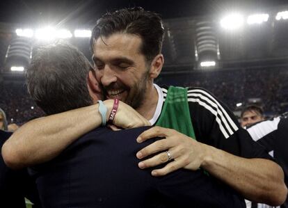 Buffon comemora o título italiano depois de empatar com a Roma, em maio de 2018.