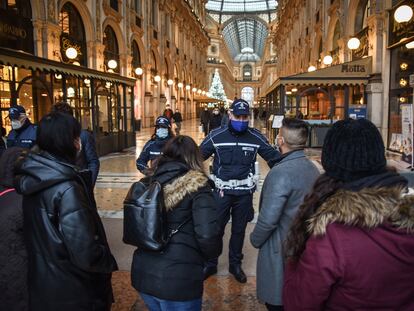Agentes da Polícia local de Milão regulam a entrada na galeria Vittorio Emanuele.