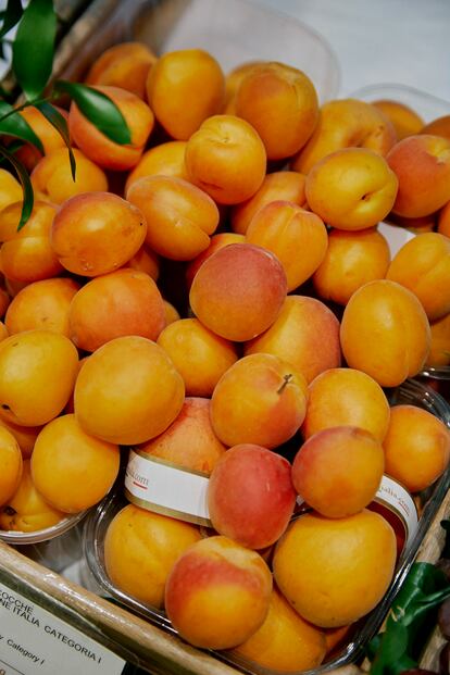 La frutería es otra de las secciones imprescindibles de Peck. En la imagen, albaricoques de Sicilia. 