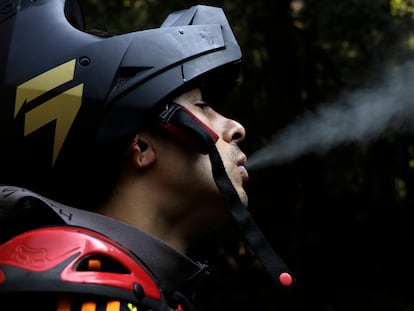 Un joven expulsa el vapor de un cigarrillo electrónico  en Ciudad de México.