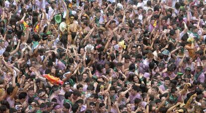 Cientos de jóvenes celebran el inicio de las fiestas de San Lorenzo, ayer en la plaza de la Catedral de Huesca.