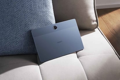 Tablet OPPO Pad SE encima de un sillón