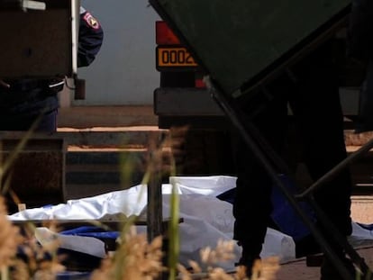 El cadáver de una víctima del ataque de In Amenas, a punto de ser transportado en un camión refrigerado, este lunes.