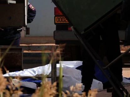 El cad&aacute;ver de una v&iacute;ctima del ataque de In Amenas, a punto de ser transportado en un cami&oacute;n refrigerado, este lunes. 