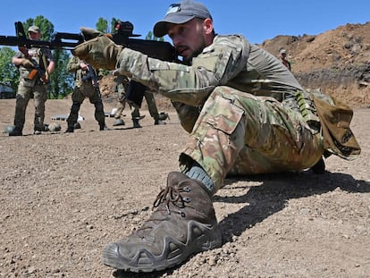 Servicemen of the assault brigade "Spartan" of National Guard of Ukraine, take part in military exercises in Kharkiv region, on June 1, 2023, amid Russia's military invasion on Ukraine. (Photo by SERGEY BOBOK / AFP)