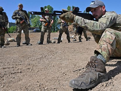 Servicemen of the assault brigade "Spartan" of National Guard of Ukraine, take part in military exercises in Kharkiv region, on June 1, 2023, amid Russia's military invasion on Ukraine. (Photo by SERGEY BOBOK / AFP)