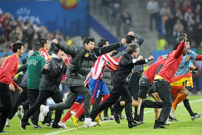 El banquillo del Atlético celebra el segundo gol de Forlán, conscientes de que la victoria está casi asegurada.