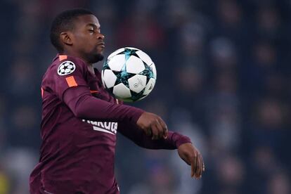 El defensa del Barcelona Nelson Semedo se hace con el control del balón.